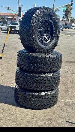 Vendo set de Rines Nuevos 17x9 lock of R.  Con llantas todo terreno excelente condición