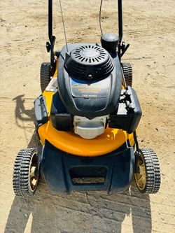 Cub Cadet Push Lawn Mower (MISSING BAG)