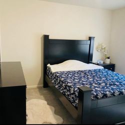  Queen Bedroom Set for Sale – Great Condition For $495 !