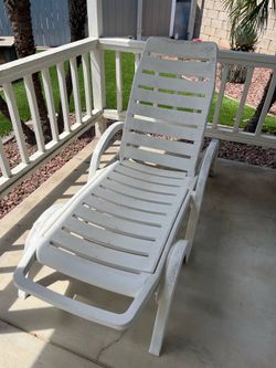 2 Plastic lounge chairs