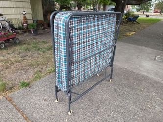 Twin-size rollaway bed
✅ Folds up compactly for easy storage
✅ Built-in wheels for easy moving
✅ Sturdy metal frame
✅ Mattress included
✅ Clean and re