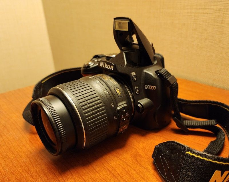 Nikon D3000 DSLR w/ Lens. Excellent Condition