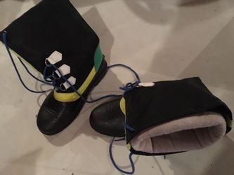 Boots boys/ girls size 10 with pull out lining $8-