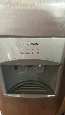Refrigerator side by side
