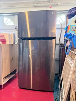 LG fridge top freezer 24 cu. ft