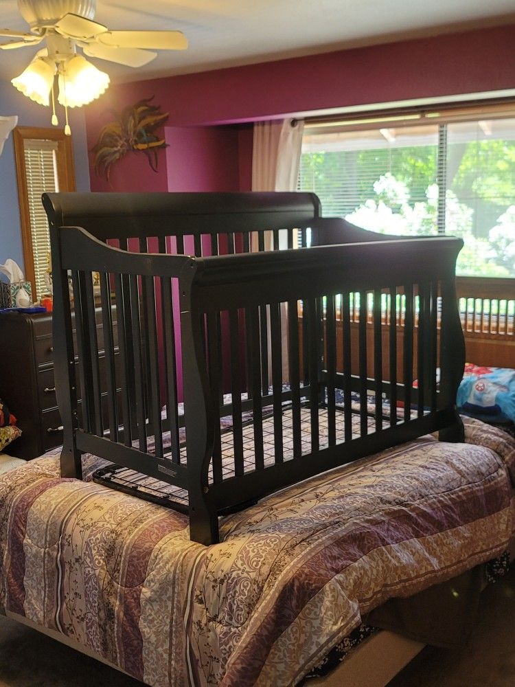 Baby Crib and NEW mattress  Converts To A Toddler Bed  Need It Gone $25.00