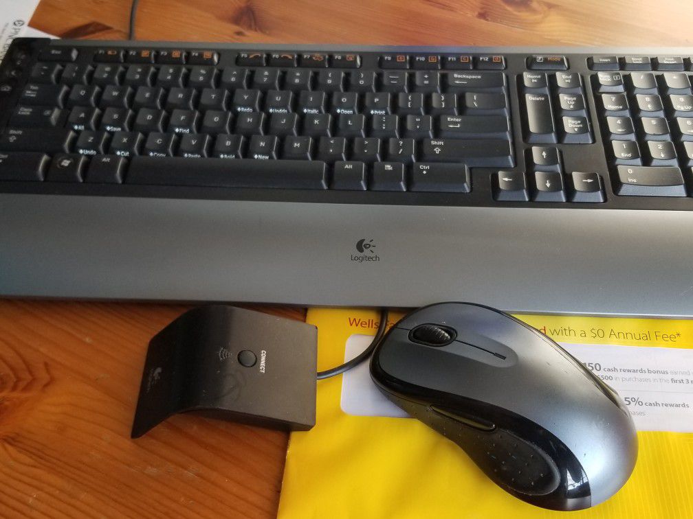 Keyboard, wireless, Logitech with matching set mouse