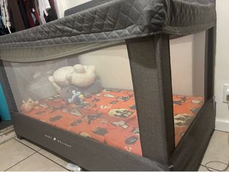 Toddler mesh crib