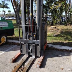 Electric Forklift 