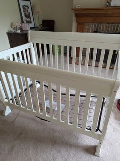White Wooden Baby Crib in excellent condition