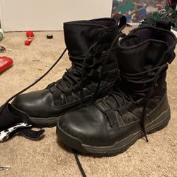 Used Men’s Size 5 Black Gortex Boots