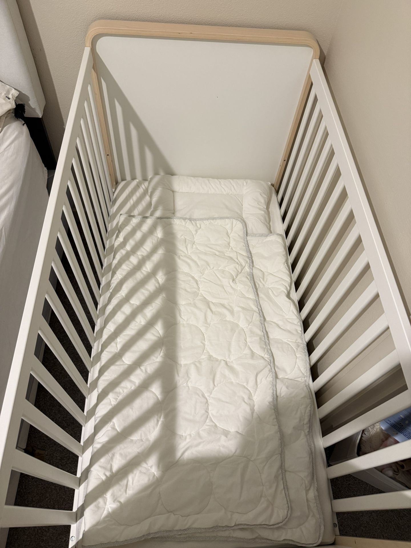 Baby Crib With Mattress, Pillow And Blanket