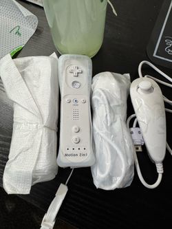Brand New 2-Pack Wii Remote Controllers with Nunchucks – White