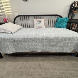 Day/Trundle  Bed w/Mattresses