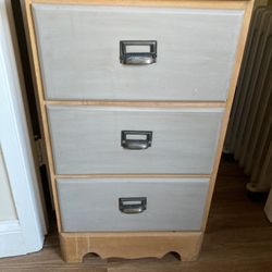 Sweet vintage 3 Drawer Chest
