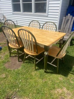 Beautiful table with 6 matching chairs