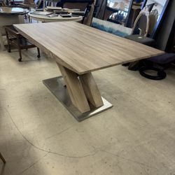 El Dorado Sonoma Extendable Dining Table - Excellent Condition- Retail: $1699