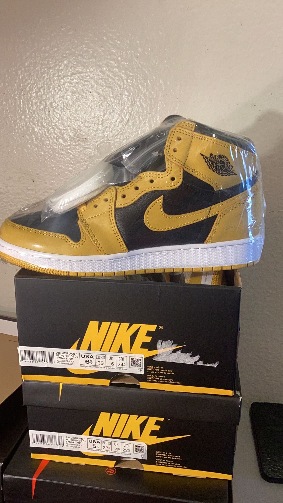 Air Jordan 1 Retro High OG Pollen Grade School Size 6.5Y. Women’s Size 8