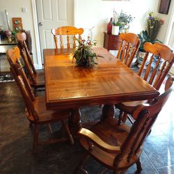 REDUCED TO 550!!! ! 8 Pcs Dining Table Set With Captain Chairqyiu