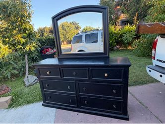Vanity with mirror / Dresser
