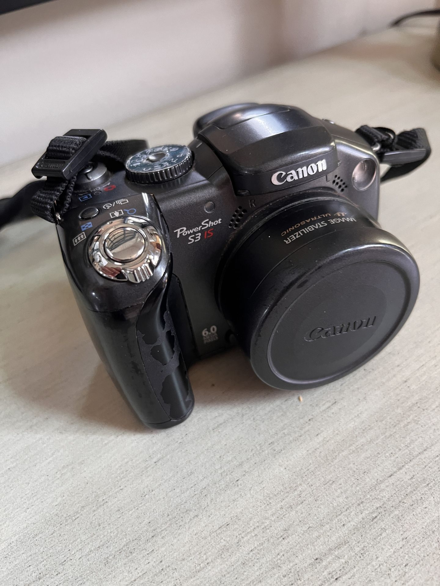 Canon Powershot Digital Camera w Bag
