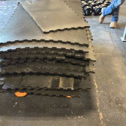 800 Square Feet Of 3/4” Thick Interlocking Puzzle Rubber … Still In Great Condition 