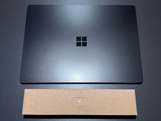 Microsoft Surface Laptop 5 - 13.5" TouchScreen (16GB RAM, 256GB SSD, Intel Core i7 12th Gen)