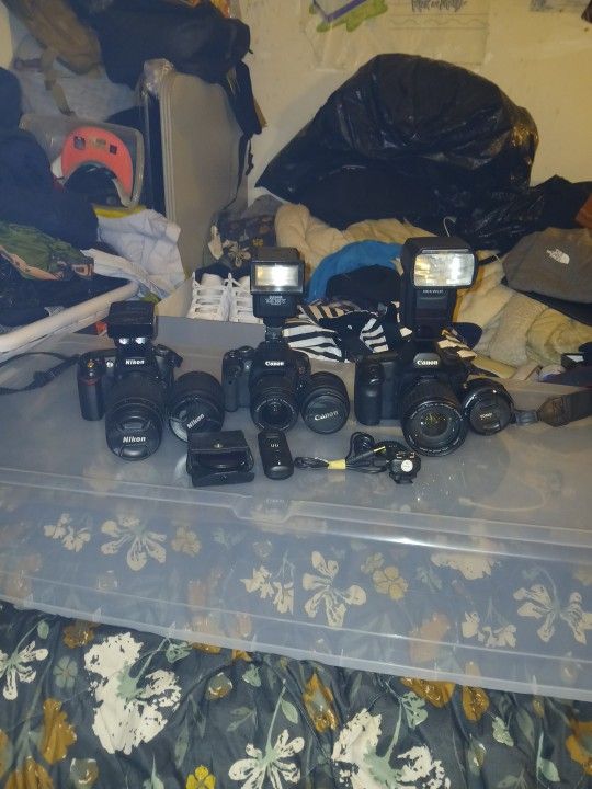 ●PROFESIONAL QUALITY CAMERAS WITH ACCESSORIES ●