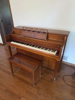Vintage Traditional Spinet Upright Piano Walnut Finish