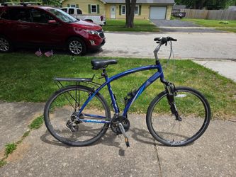 Mens aluminum 28in 21 speed fuji crosstown 1.3 road bike