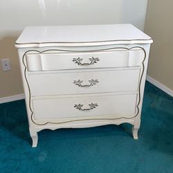 Vintage End Table With Attached Book Shelf