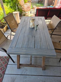 Table and chairs in the 77044