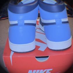 Jordan 1 Retro  High Obsidian UNC