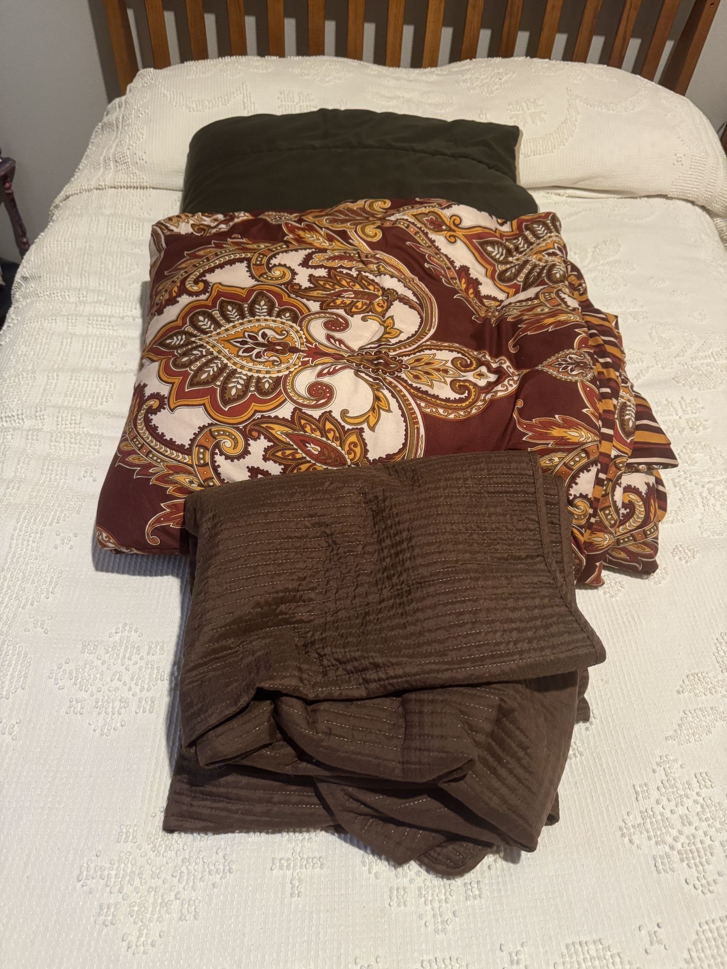 King Size Paisley Comforter & brown throw plus a Full size Comforter. Price for all 3. No holes, rips, or stains