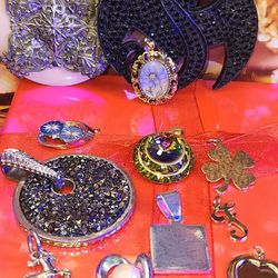 LOT OF VINTAGE PENDANTS, VICTORIA, CRYSTAL, PEARL 
