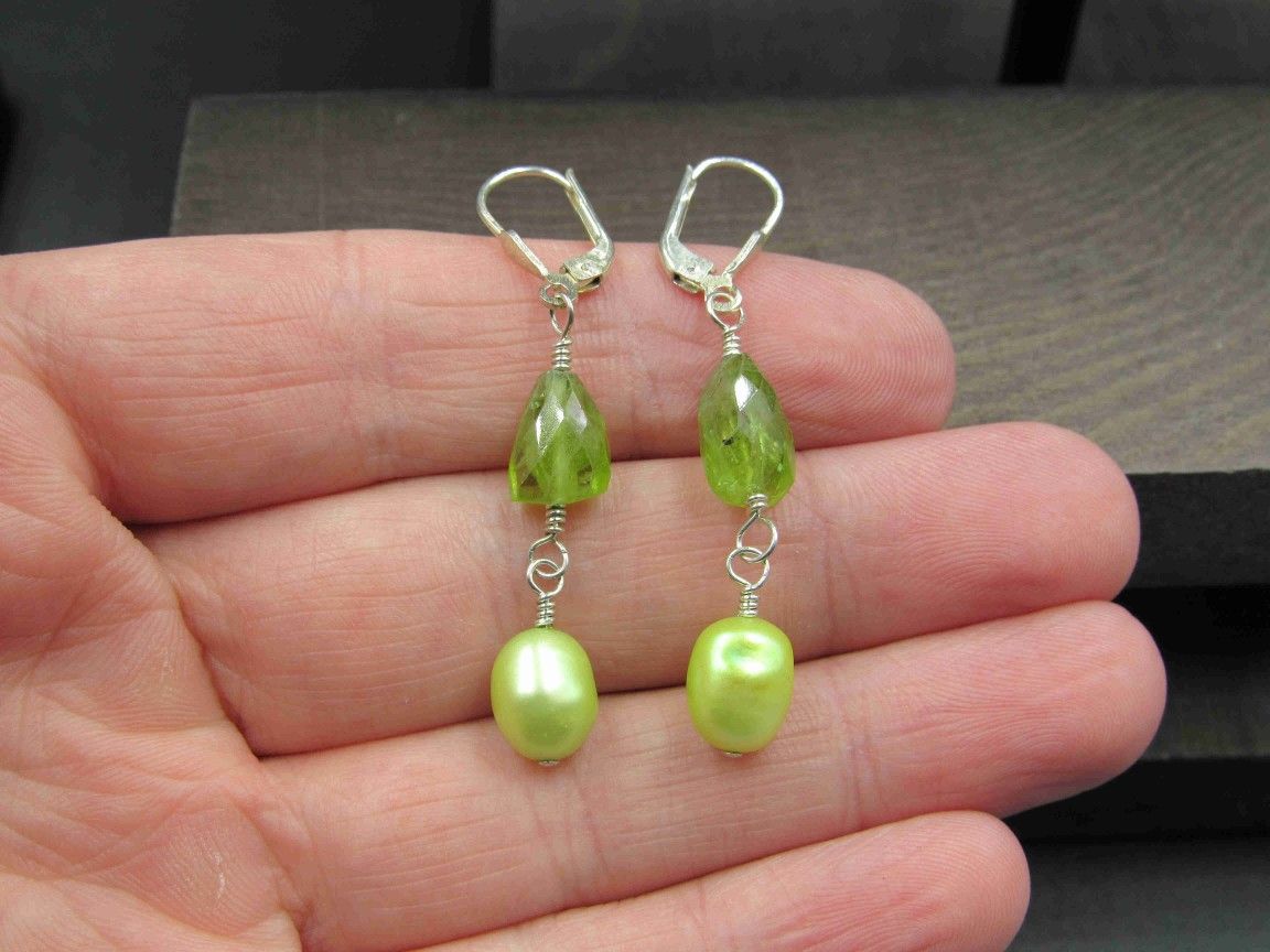 Sterling Silver Rough Peridot Stone & Green Pearl Earrings Vintage Wedding Engagement Anniversary Beautiful Everyday Minimalist Cute