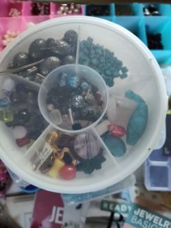 Large Bead Set Comes With Everything You See In The Pictures