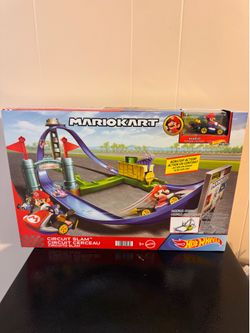 Hot Wheels - MarioKart Circuit Slam Track Set. New In Box.