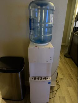 Water dispenser with 2 water jugs