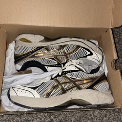 Size 8.5 ASICS
