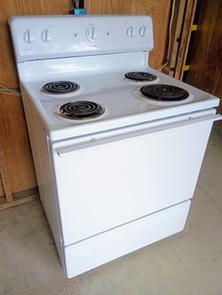 Very Nice Electric Stove w/ Oven! (Like New!)