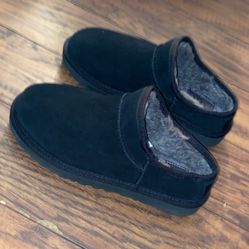 Woman’s Ugg Slippers Sz 8 Like New 