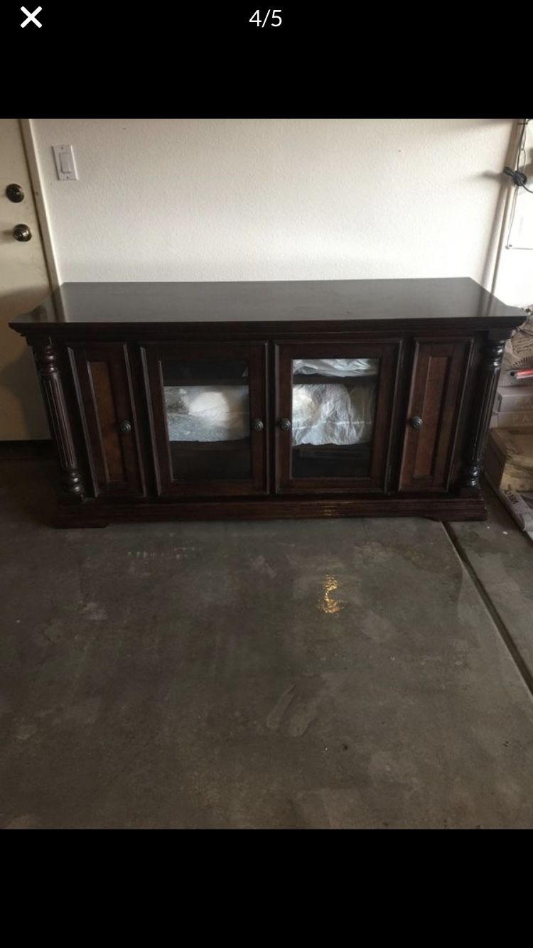 Tv stand with storage And Matching Coffe Table , In great condition great quality .