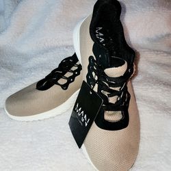 NEW Mens size 9 Running Shoe