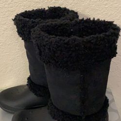 Crocs Women’s Black Nadia Fleece Size 8