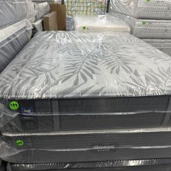 QUEEN SIZE SEALY POSTUREPEDIC PLUS MATTRESS & BOX SPRING BED SET