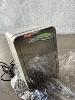 Skincare Fridge Mini Fridge with Mirror Beauty Makeup Refrigerator Thermoelectric Cooler Warmer LED Light