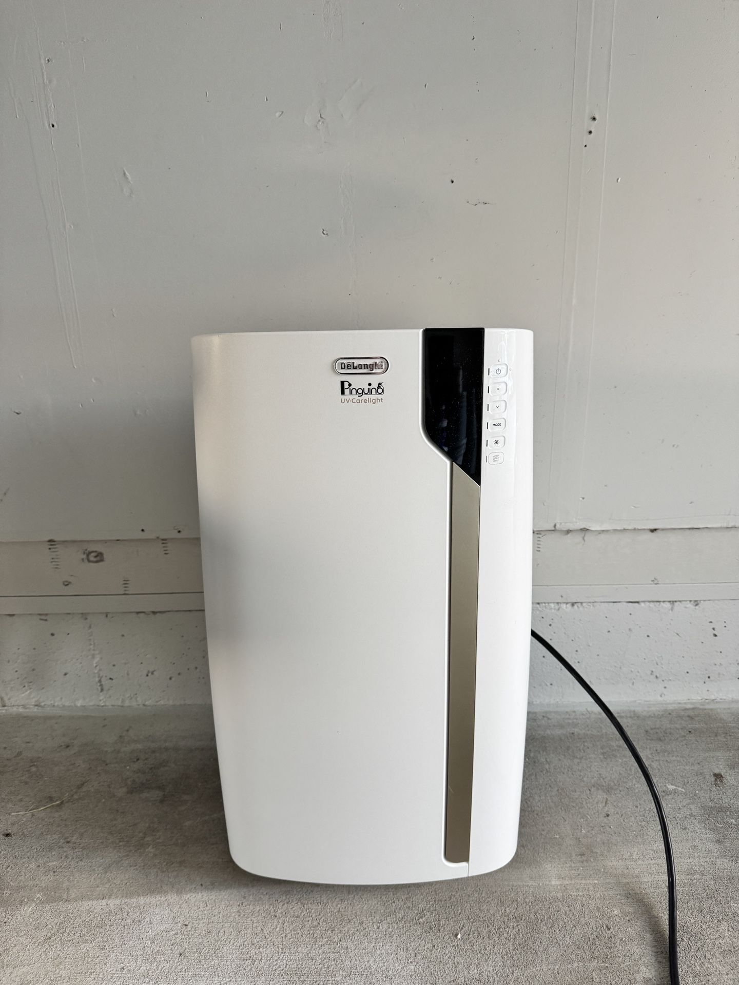 DeLonghey Like New AC Unit 