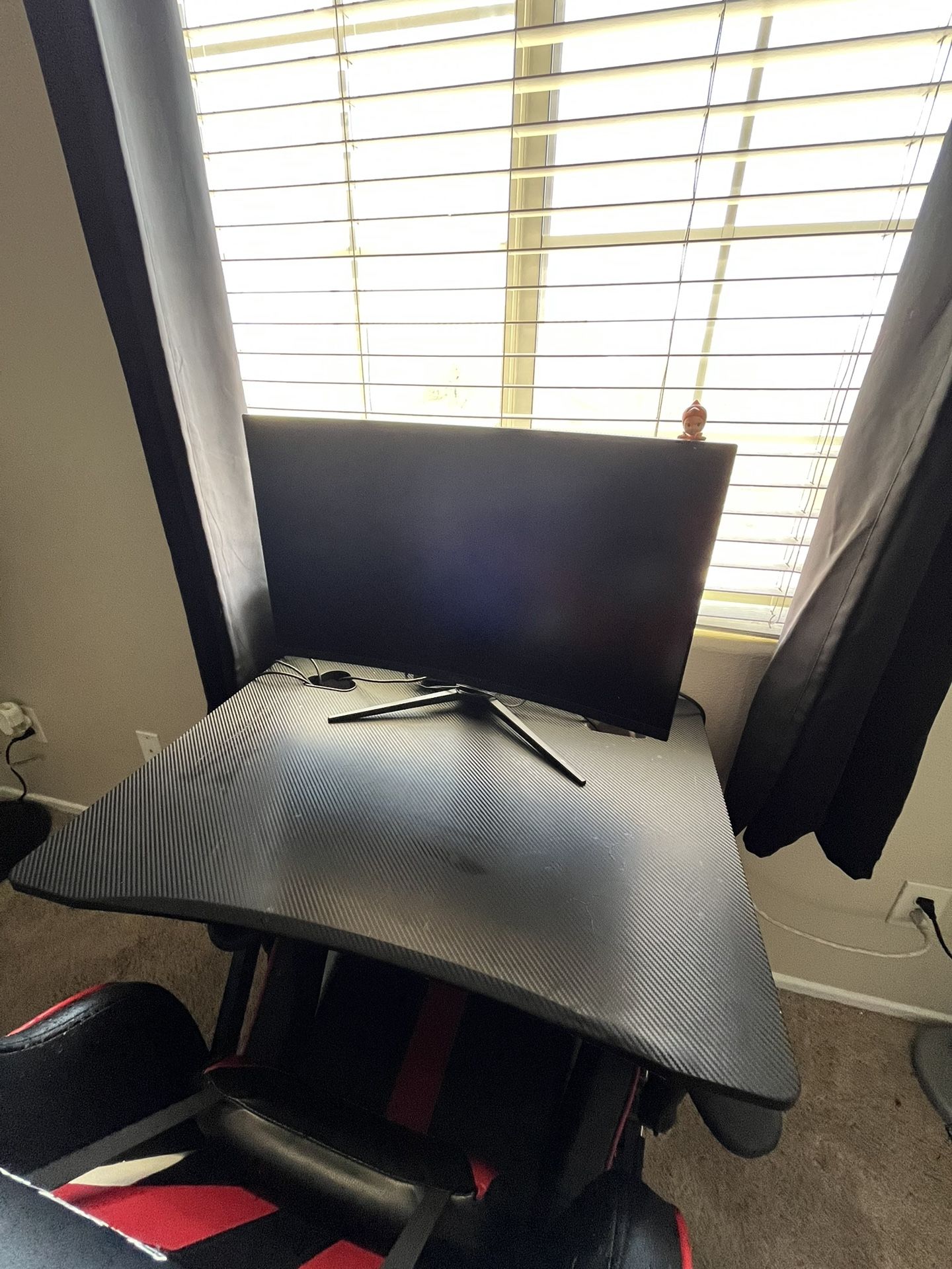 Selling Pc Monitor And Carbon Fiber Gaming Table