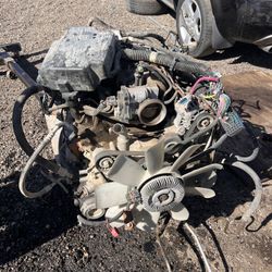 Motor De Chevy Y Mas De 200 Carros De Partes